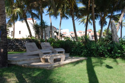 Bahia Residence - green area by beach